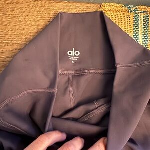 Alo 7/8 Leggings in grayish